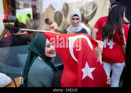 Türkische Fußballfans feiern a Berlin-Kreuzberg anlässlich des Fußballspiels Türkei gegen Georgien während der UEFA EURO 2024. / I tifosi turchi di calcio festeggiano a Berlino-Kreuzberg in occasione della partita di calcio tra Turchia e Georgia durante UEFA EURO 2024. Snapshot-Photography/K.M.Krause *** i tifosi turchi di calcio festeggiano a Berlino Kreuzberg in occasione della partita di calcio tra Turchia e Georgia durante UEFA EURO 2024 i tifosi turchi di calcio festeggiano a Berlino Kreuzberg in occasione della partita di calcio tra Turchia e Georgia durante UEFA EURO 2024 snapshot Photography K M. Kra Foto Stock