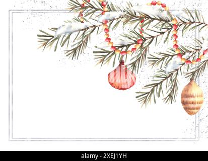 Ghirlanda sul ramo innevato dell'albero di Natale. Rosso acquerello, conchiglia, cono e palle d'oro giocattolo natalizio vintage. Cornice, banner, modello di tessera per le vacanze invernali. Neve Foto Stock