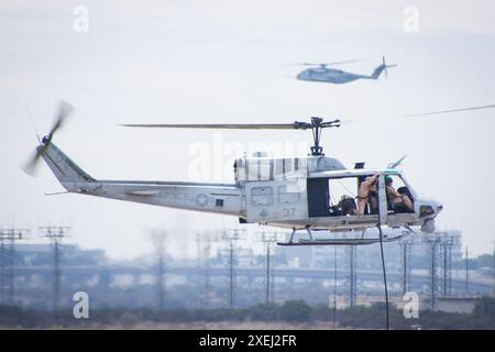 Bell Huey, elicottero da combattimento e trasporto in volo Foto Stock