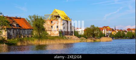 Elk, Polonia - 3 maggio 2024: Vista panoramica della città di Elk con le rovine del castello dell'ordine Teutonico presso il lago Jezioro Elckie nella regione di Mazuria lakeland Foto Stock