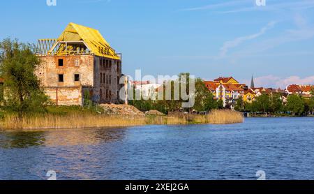 Elk, Polonia - 3 maggio 2024: Vista panoramica della città di Elk con le rovine del castello dell'ordine Teutonico presso il lago Jezioro Elckie nella regione di Mazuria lakeland Foto Stock