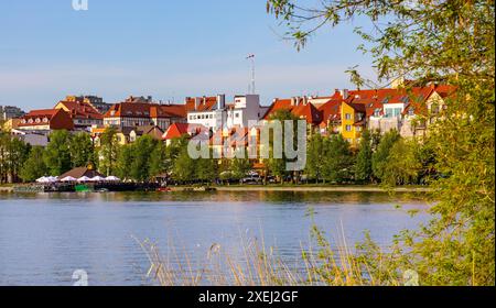 Elk, Polonia - 3 maggio 2024: Vista panoramica della città di Elk con il centro storico della città e il lungomare sul lago Jezioro Elckie a Mazuria lakeland Foto Stock