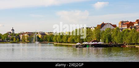 Elk, Polonia - 3 maggio 2024: Vista panoramica della città di Elk con il centro storico della città e il lungomare sul lago Jezioro Elckie a Mazuria lakeland Foto Stock