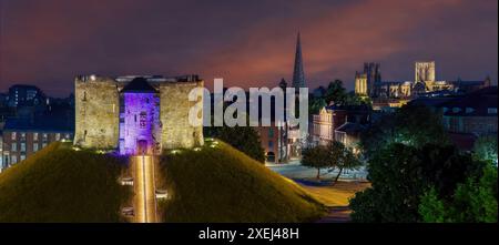 York di notte, la città di York dello Yorkshire e la Cliffords Tower di notte con York Minster sullo sfondo. Vista aerea di York, città medievale romana Foto Stock