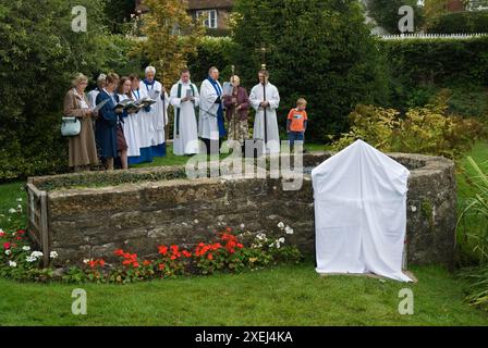 Bene vestire Kent. La chiesa di Santa Maria a Kemsing ha dato i natali a Sant'Editta di Wilton, figlia illegittima del re sassone Edgardo I. il pellegrinaggio al pozzo al centro del villaggio, vestito ogni anno con un'unica placca di vestimento del pozzo, il design è stato svelato durante un breve periodo di manutenzione. Il pozzo è dedicato alla sua presenza sante; l'acqua del pozzo ha proprietà curative. Kemsing, Kent, Inghilterra 13 settembre 2014. 2010 UK HOMER SYKES Foto Stock