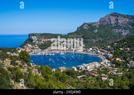 Splendida vista sulla costa di Port de Soller. Porto con molti yacht e navi. Isola di Maiorca, Spagna, Mar Mediterraneo. Isole Baleari Foto Stock