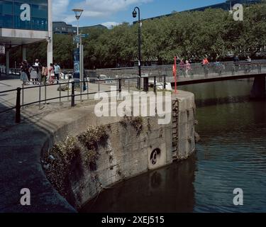 IN QUESTO GIORNO - 7 giugno 2020. La statua di Edward Colston, una figura controversa a causa dei suoi legami con il commercio degli schiavi, fu rovesciata e gettata a Bris Foto Stock