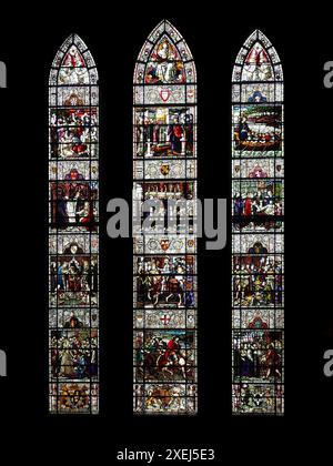 Vetrata a ovest che mostra scene della storia della chiesa di San Giovanni Battista a Chester. Creato da EDW Foto Stock