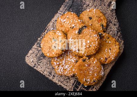 Deliziosi biscotti rotondi spugnati spolverati con scaglie di cocco Foto Stock