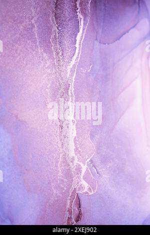 Un'immagine astratta in primo piano con un vivace sfondo lavanda con fantasie vorticose di vernice metallizzata argentata Foto Stock