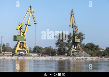 Le gru a portale si trovano su una banchina nel porto di Ruse, Bulgaria Foto Stock