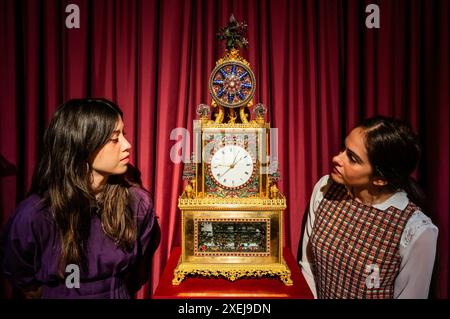 Londra, Regno Unito. 28 giugno 2024. L'orologio automatico Nezu 'Tribute Bearers' - un ormolu imperiale cinese e un automa a pasta, un orologio da tavolo musicale e suggestivo, laboratori di Guangzhou, periodo Qianlong (1736-1795), fine XVIII secolo (stima: £ 500.000-800.000) - vendite Christie's Classic Week. Con sei aste dal vivo, la serie si svolgerà dal 2 al 10 luglio, con le sue opere d'arte dall'antichità al XX secolo, e dal 28 giugno sarà possibile vedere al pubblico i punti salienti delle aste. Crediti: Guy Bell/Alamy Live News Foto Stock