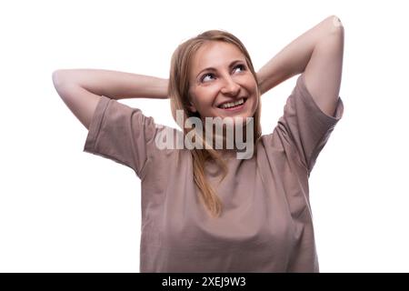 donna di 40 anni con capelli bianchi che pensa su uno sfondo bianco Foto Stock