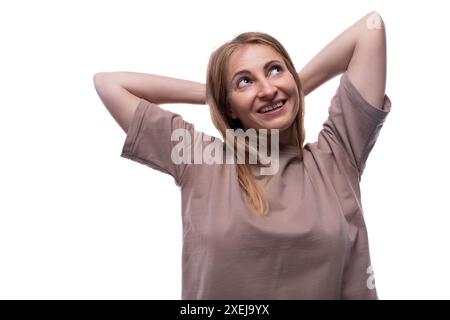 Ritratto di una donna sognante di 40 anni con capelli biondi che scorrono verso l'alto Foto Stock
