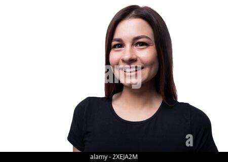 Bella ragazza caucasica con capelli neri su sfondo bianco Foto Stock