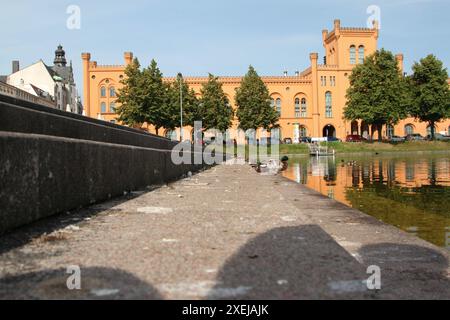 Blick am Donnerstag 27.06.2024 in der Landeshauptstadt Schwerin auf das Innenministerium am örtlichen Pfaffenteich. DAS Gebäude wurde in der Zeit von 1840 bis 1844 nach Plänen von Georg Adolf Demmler errichtet. Es diente in den zurückliegenden Jahrzehnten u.a. als Unterkunft für Flüchtlinge und Sitz der örtlichen Volkspolizei. Mittlerweile ist Eigentum des Landes Mecklenburg Vorpommern und Sitz des hiesigen Innenministeriums. *** Vista giovedì 27 06 2024 nella capitale dello stato Schwerin sul Ministero degli interni presso il locale Pfaffenteich l'edificio è stato eretto tra il 1840 e il 1844 acc Foto Stock