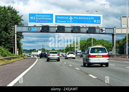 L'autostrada M25 in senso orario all'avvicinarsi allo svincolo M3 a Chertsey dal punto di vista dei conducenti in una soleggiata giornata estiva Surrey Inghilterra Regno Unito Foto Stock