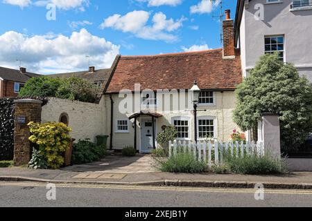 Esterno del Little Cottage, edificio classificato Grade 2 Chertsey Road Shepperton Surrey Inghilterra Regno Unito Foto Stock