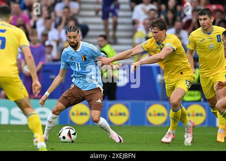 Yannick Carrasco (11) del Belgio, Illia Zabarnyi (13) dell’Ucraina e Ruslan Malinovskyi (8) dell’Ucraina, nella foto in azione durante una partita di calcio tra le squadre nazionali dell’Ucraina e del Belgio, chiamati i Red Devils nella terza giornata del gruppo e nella fase a gironi del torneo UEFA Euro 2024 , giovedì 26 giugno 2024 a Stoccarda , Germania . FOTO SPORTPIX | David Catry Foto Stock