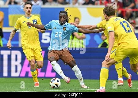Jeremy Doku (22) del Belgio nella foto in duello con Mykola Shaparenko (19) dell'Ucraina durante una partita di calcio tra le squadre nazionali dell'Ucraina e del Belgio, chiamata i Red Devils nella terza giornata del gruppo e nella fase a gironi del torneo UEFA Euro 2024 , giovedì 26 giugno 2024 a Stoccarda , Germania . FOTO SPORTPIX | David Catry Foto Stock