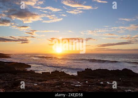 Splendido tramonto sull'oceano con le onde alle Hawaii. Foto Stock