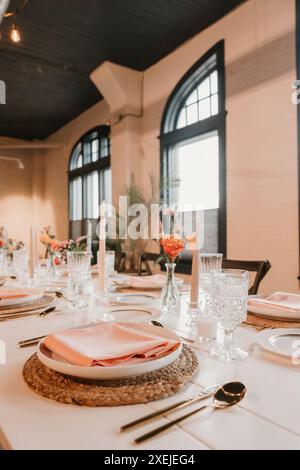 Elegante tavolo per ricevimenti nuziali con decorazioni primaverili a base di pesca Foto Stock