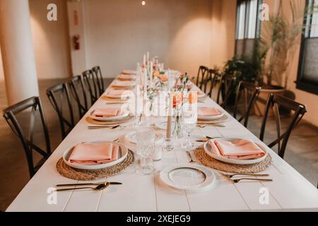 Elegante tavolo per ricevimenti nuziali con decorazioni primaverili a base di pesca Foto Stock