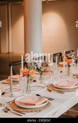 Elegante tavolo per ricevimenti nuziali con decorazioni primaverili a base di pesca Foto Stock