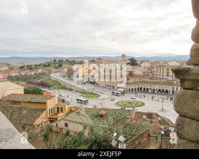Il centro storico di Segovia con edifici, piazza e colline lontane Foto Stock