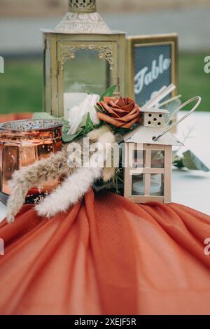 Elemento centrale del tavolo da nozze con lanterne, fiori e candele Foto Stock