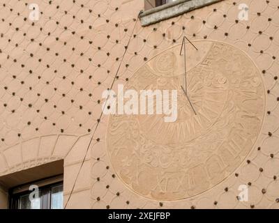 Meridiana dettagliata su una parete decorata a Segovia Foto Stock