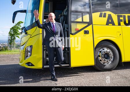 Edimburgo, Scozia, Regno Unito. 28 giugno 2024. Nell'ultima settimana di campagna elettorale per le elezioni generali, il primo ministro John Swinney e il vice leader del SNP Kate Forbes lanciano l'autobus elettorale SNP a Calton Hill a Edimburgo. L'autobus viaggerà per la Scozia nell'ultima settimana sulla pista della campagna elettorale. Iain Masterton/Alamy Live News Foto Stock