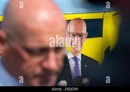 Edimburgo, Scozia, Regno Unito. 28 giugno 2024. Nell'ultima settimana di campagna elettorale per le elezioni generali, il primo ministro John Swinney e il vice leader del SNP Kate Forbes lanciano l'autobus elettorale SNP a Calton Hill a Edimburgo. L'autobus viaggerà per la Scozia nell'ultima settimana sulla pista della campagna elettorale. Iain Masterton/Alamy Live News Foto Stock