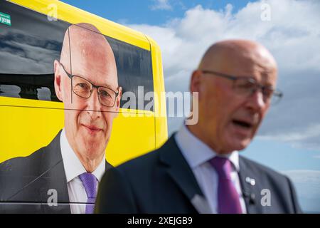 Edimburgo, Scozia, Regno Unito. 28 giugno 2024. Nell'ultima settimana di campagna elettorale per le elezioni generali, il primo ministro John Swinney e il vice leader del SNP Kate Forbes lanciano l'autobus elettorale SNP a Calton Hill a Edimburgo. L'autobus viaggerà per la Scozia nell'ultima settimana sulla pista della campagna elettorale. Iain Masterton/Alamy Live News Foto Stock