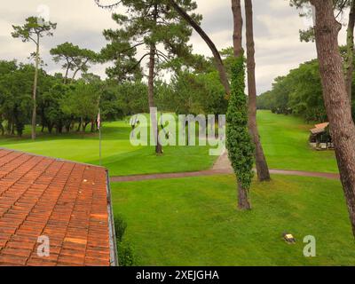 Hossegor, Les Landes, Francia, 18 - 22 giugno 2024 Hossegor Golf Club, un club privato di classe, con un benvenuto per i visitatori durante i periodi meno affollati, è una prova piacevole e superba di una partita dei giocatori. Presentati brillantemente, i fairway sono uguali ad Augusta e i green veloci e morbidi. Da non perdere se sei in vacanza nella vicina MolietÕs Foto Stock