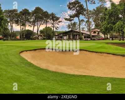 Hossegor, Les Landes, Francia, 18 - 22 giugno 2024 il 10° green di fronte all'Hossegor Golf Club, un club privato di classe, con un benvenuto per i visitatori durante i periodi meno affollati, è una prova superba e deliziosa di una partita dei giocatori. Presentati brillantemente, i fairway sono uguali ad Augusta e i green veloci e morbidi. Una visita da non perdere quando si va in vacanza nella vicina Moliet’s Foto Stock