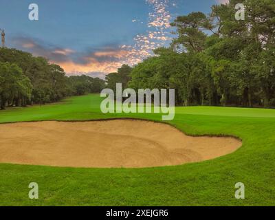 Hossegor, Les Landes, Francia, 18 - 22 giugno 2024 la 15ma buca presso l'Hossegor Golf Club, un club privato di classe, con un benvenuto per i visitatori durante i periodi meno affollati, è una piacevole e superba prova di una partita dei giocatori. Presentati brillantemente, i fairway sono uguali ad Augusta e i green veloci e morbidi. Da non perdere se sei in vacanza nella vicina MolietÕs Foto Stock