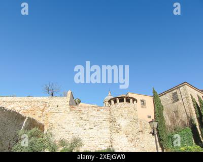 Storici muri in pietra ed edifici con un cielo azzurro Foto Stock
