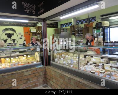 Hossegor, Les Landes, Francia, 18 - 22 giugno 2024 deliziosi formaggi francesi in mostra nel favoloso ed elegante mercato di Hossegor - un luogo ideale per il pranzo in una giornata fuori dalla villa per le vacanze ÒSummer FranceÓ presso Villas la Clairire aux Chevreuils, a MolietÕs. Foto Stock