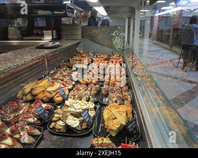 Hossegor, Les Landes, Francia, 18 - 22 giugno 2024 deliziose tapas importate in mostra nel favoloso ed elegante mercato di Hossegor - un luogo ideale per il pranzo in una giornata fuori dalla villa per le vacanze ÒSummer FranceÓ presso Villas la Clairire aux Chevreuils, a MolietÕs. Foto Stock