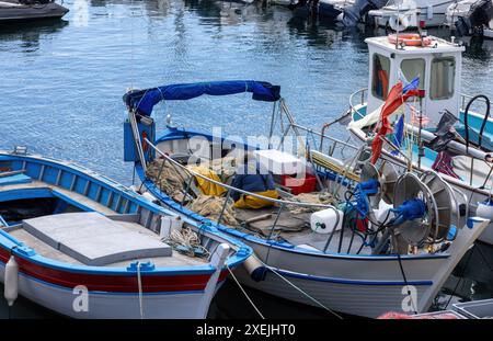 Saint Tropez con le tipiche, vecchie e piccole barche da pesca nel porto Foto Stock