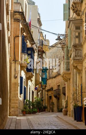 Una delle stradine storiche nascoste dell'antica città di Vittoriosa - Birgu. Malta Foto Stock