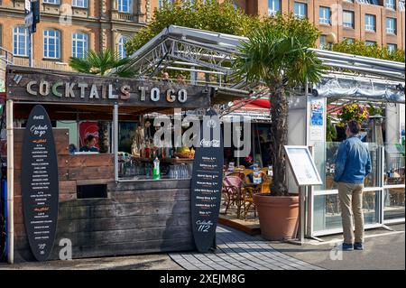 Sulla passeggiata sul Reno a Dusseldorf, Germania Foto Stock