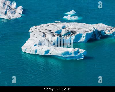 Vista aerea dei grandi pezzi di ghiaccio dal ghiacciaio, dalle isole di ghiaccio, dal ghiacciaio e dalle montagne, Jokulsarlon Foto Stock