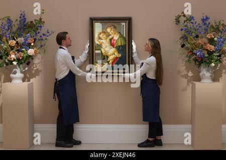 Sotheby's London 28 giugno 2024 An Exquisite Madonna & Child di Botticelli and Studio stima: £ 3-5 milioni. 3 luglio Sotheby's London . Paul Quezada - Neiman/Alamy Live News Foto Stock