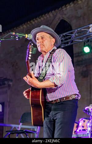 Au P'tit Bonheur in concerto in Place de la Madeleine durante la Fete de la Musique. Beziers, Occitanie, Francia Foto Stock