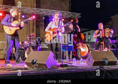 Au P'tit Bonheur in concerto in Place de la Madeleine durante la Fete de la Musique. Beziers, Occitanie, Francia Foto Stock