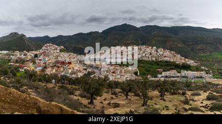 Panorama della città di Moulay Idris Zerhoun vicino a Meknes Foto Stock