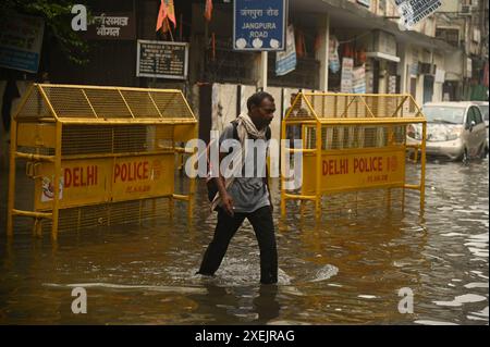 Delhi, nuova Delhi, India. 28 giugno 2024. I pendolari si spostano attraverso un tratto d'acqua registrato a causa delle forti piogge a New Delhi, India, il 28 giugno 2024 (Credit Image: © Deep Nair/ZUMA Press Wire) SOLO PER USO EDITORIALE! Non per USO commerciale! Foto Stock