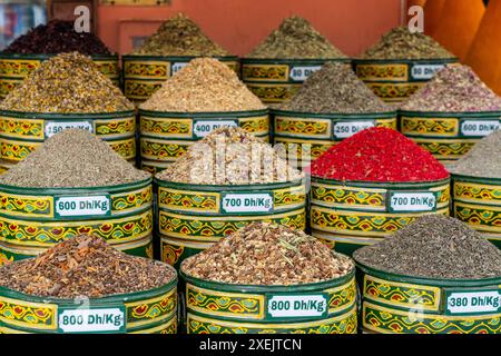 Vista ravvicinata di botti piene di miscele esotiche per tisane nel mercato della vecchia medina nel centro di Marrakech Foto Stock